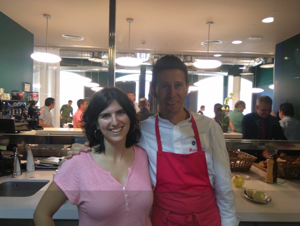 La responsable de comunicación, Elisa Bagüés con el Chef Manolito de restaurante Quema. 