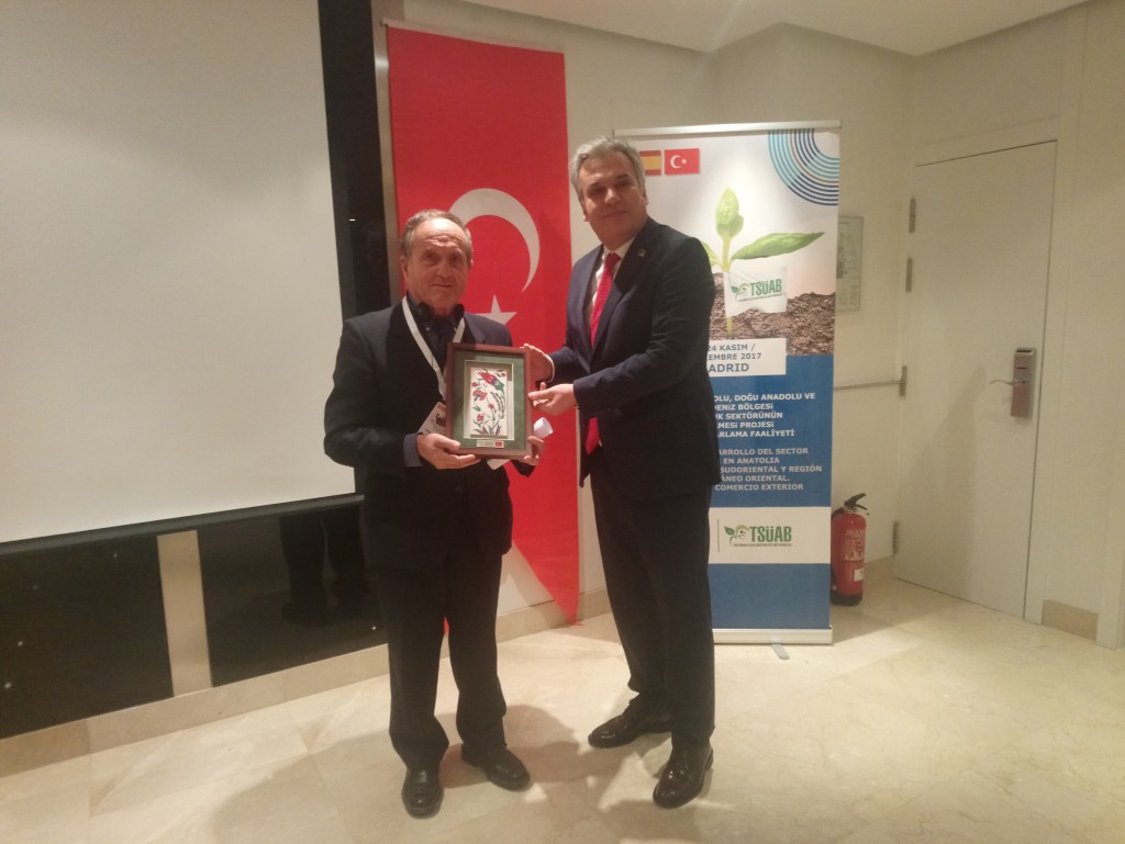 Entrega de la placa conmemorativa. LA recogió Manuel Rojo, presidente del Grupo de Leguminosas de APROSE 