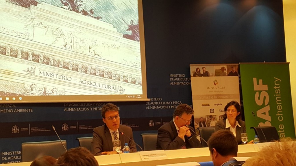 D. Fernando Miranda en un momento de la ponencia.
